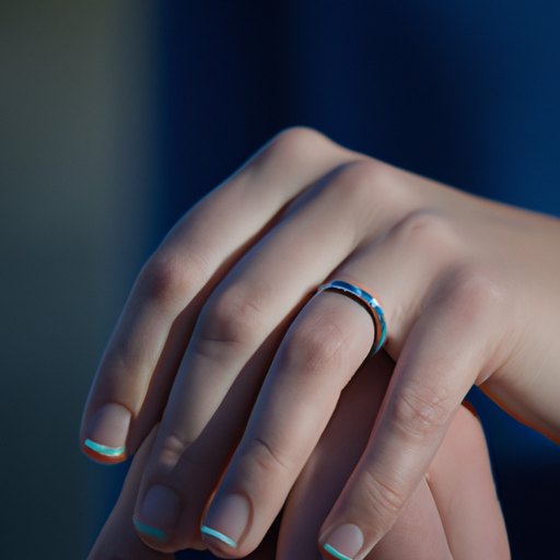 זוג מחזיק ידיים, מציג טבעת אירוסין על אצבעה של האישה